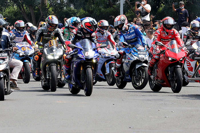 Pembalap MotoGP melakukan parade di kawasan Bundaran HI, Jakarta, Rabu (16/3/2022).