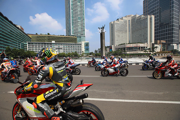 Pembalap MotoGP melakukan parade di kawasan Bundaran HI, Jakarta, Rabu (16/3/2022).