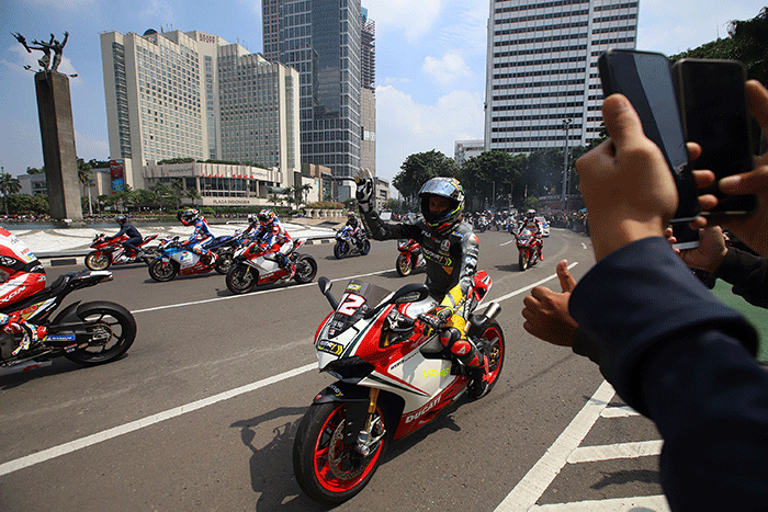 Pembalap MotoGP melakukan parade di kawasan Bundaran HI, Jakarta, Rabu (16/3/2022).