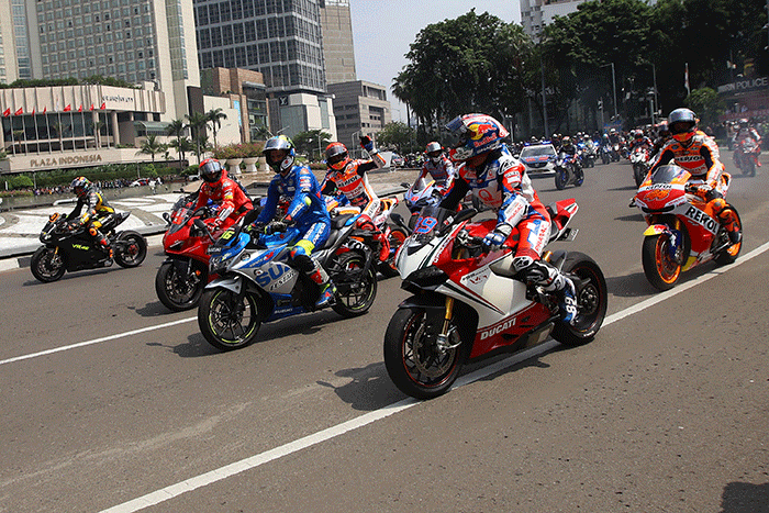 Pembalap MotoGP melakukan parade di kawasan Bundaran HI, Jakarta, Rabu (16/3/2022).