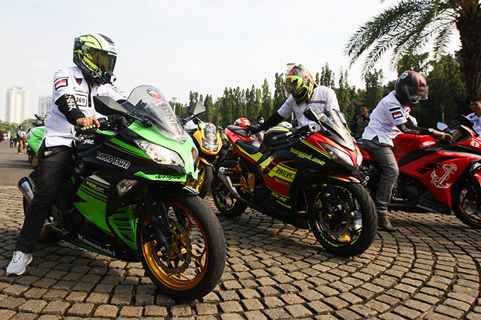 Ratusan pengendara motor yang tergabung dalam komunitas saat menunggu parade bersama pembalap MotoGP di Jalan Merdeka Utara, Jakarta Pusat, Rabu (16/3/2022).