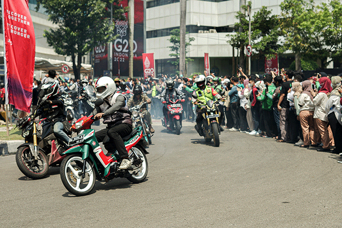 Ratusan pengendara motor yang tergabung dalam komunitas saat menunggu parade bersama pembalap MotoGP di Jalan Merdeka Utara, Jakarta Pusat, Rabu (16/3/2022).