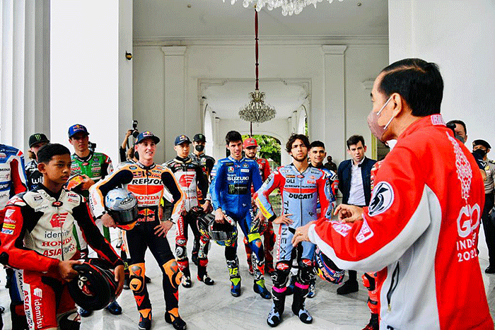 Presiden Joko Widodo memamerkan motor pribadinya di hadapan pembalap MotoGP yang datang ke Istana Merdeka Jakarta, Rabu (16/3/2022).