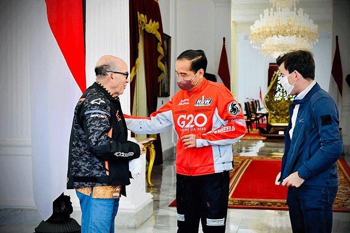 Presiden Joko Widodo memamerkan motor pribadinya di hadapan pembalap MotoGP yang datang ke Istana Merdeka Jakarta, Rabu (16/3/2022).