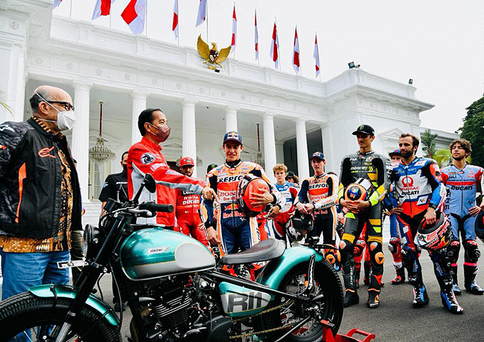 Presiden Joko Widodo memamerkan motor pribadinya di hadapan pembalap MotoGP yang datang ke Istana Merdeka Jakarta, Rabu (16/3/2022).