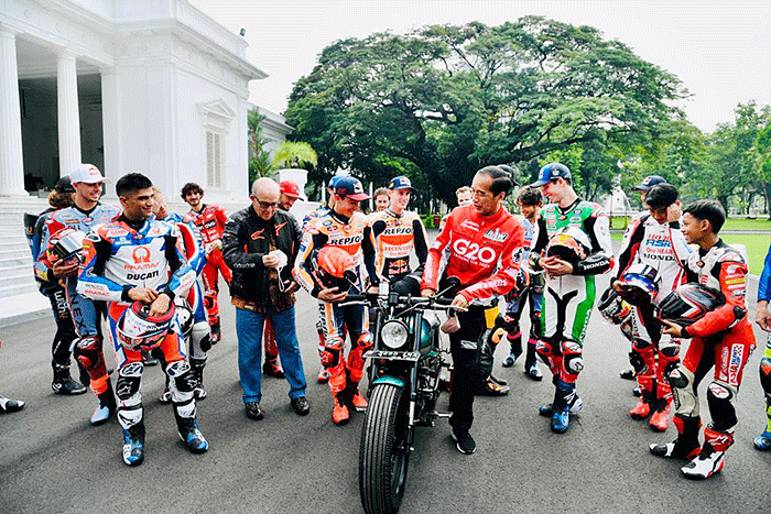 Presiden Joko Widodo memamerkan motor pribadinya di hadapan pembalap MotoGP yang datang ke Istana Merdeka Jakarta, Rabu (16/3/2022).