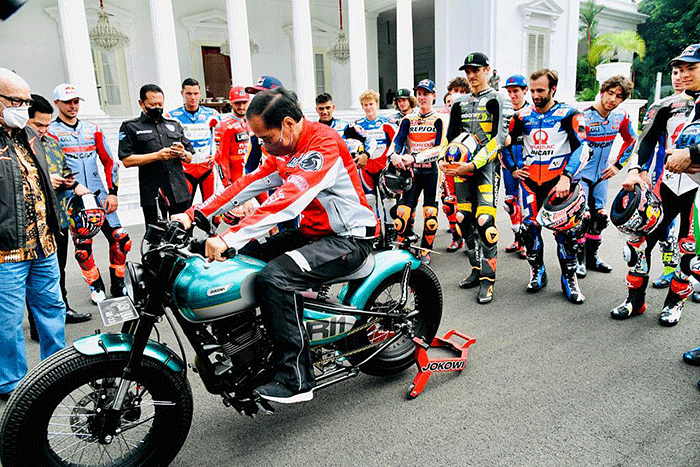 Presiden Joko Widodo memamerkan motor pribadinya di hadapan pembalap MotoGP yang datang ke Istana Merdeka Jakarta, Rabu (16/3/2022).