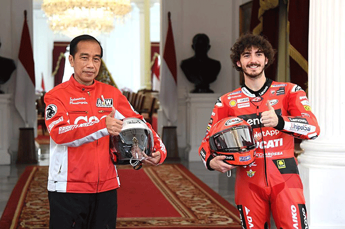 Presiden Joko Widodo memamerkan motor pribadinya di hadapan pembalap MotoGP yang datang ke Istana Merdeka Jakarta, Rabu (16/3/2022).
