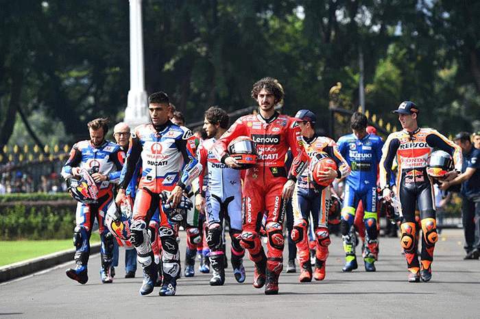 Presiden Joko Widodo memamerkan motor pribadinya di hadapan pembalap MotoGP yang datang ke Istana Merdeka Jakarta, Rabu (16/3/2022).
