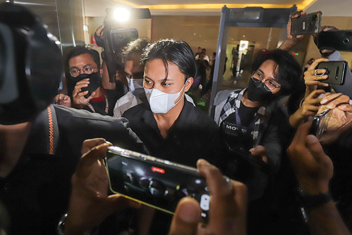 Penyanyi Rizky Febian saat tiba untuk menjalani pemeriksaan di Gedung Bareskrim Polri, Jakarta Selatan, Rabu (16/3/2022).