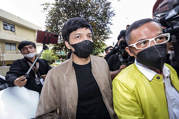 YouTuber Atta Halilintar saat tiba untuk menjalani pemeriksaan di Gedung Bareskrim Polri, Jakarta Selatan, Kamis (17/3/2022).