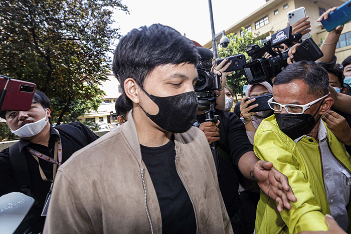 YouTuber Atta Halilintar saat tiba untuk menjalani pemeriksaan di Gedung Bareskrim Polri, Jakarta Selatan, Kamis (17/3/2022).