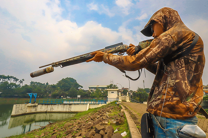 Warga saat memancing ikan dengan cara inovatif menggunakan modifikasi senapan angin di Situ Gintung, Tangerang Selatan, Kamis (17/3/2022).