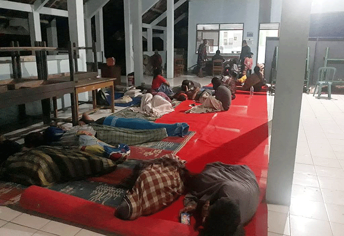 Petugas BPBD Kabupaten Purworejo membantu proses evakuasi warga terdampak banjir menggunakan perahu karet di Kabupaten Purworejo, Jawa Tengah.