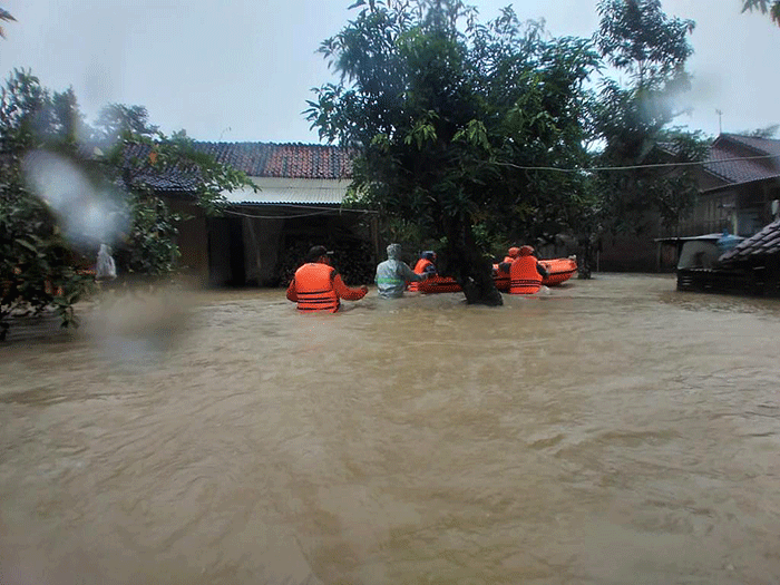 Petugas BPBD Kabupaten Purworejo membantu proses evakuasi warga terdampak banjir menggunakan perahu karet di Kabupaten Purworejo, Jawa Tengah.