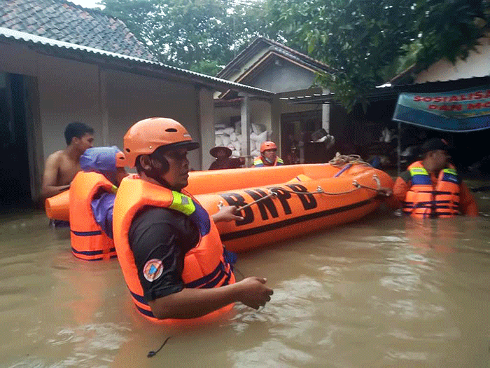 Petugas BPBD Kabupaten Purworejo membantu proses evakuasi warga terdampak banjir menggunakan perahu karet di Kabupaten Purworejo, Jawa Tengah.