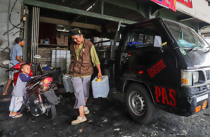 Penjual memasukkan minyak goreng curah ke dalam jerigen di Kawasan Pasar Cipete, Jakarta Selatan, Kamis (17/3/2022).