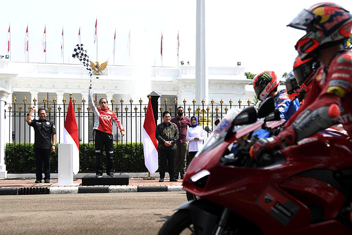 Presiden Joko Widodo melepas para pembalap dunia yang akan berlaga pada ajang MotoGP Mandalika 2022 di halaman depan Istana Merdeka.