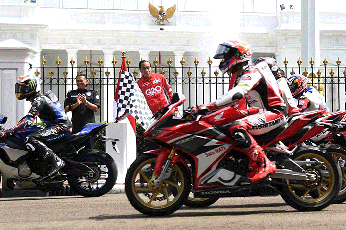 Presiden Joko Widodo melepas para pembalap dunia yang akan berlaga pada ajang MotoGP Mandalika 2022 di halaman depan Istana Merdeka.