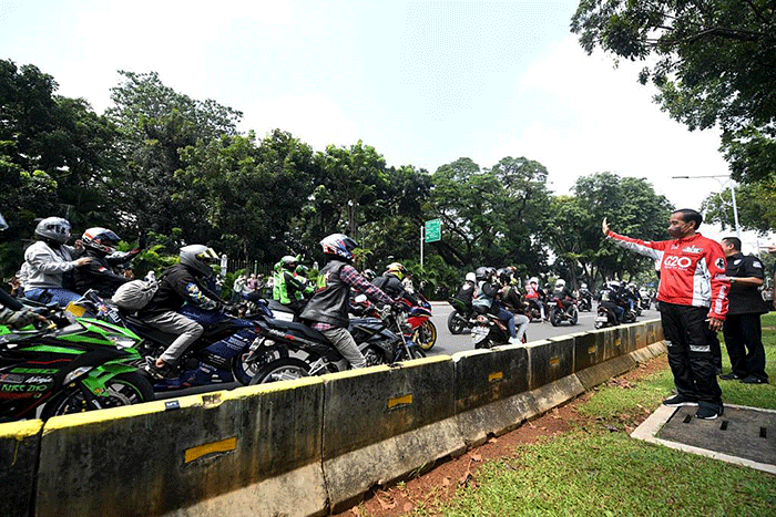 Presiden Joko Widodo melepas para pembalap dunia yang akan berlaga pada ajang MotoGP Mandalika 2022 di halaman depan Istana Merdeka.