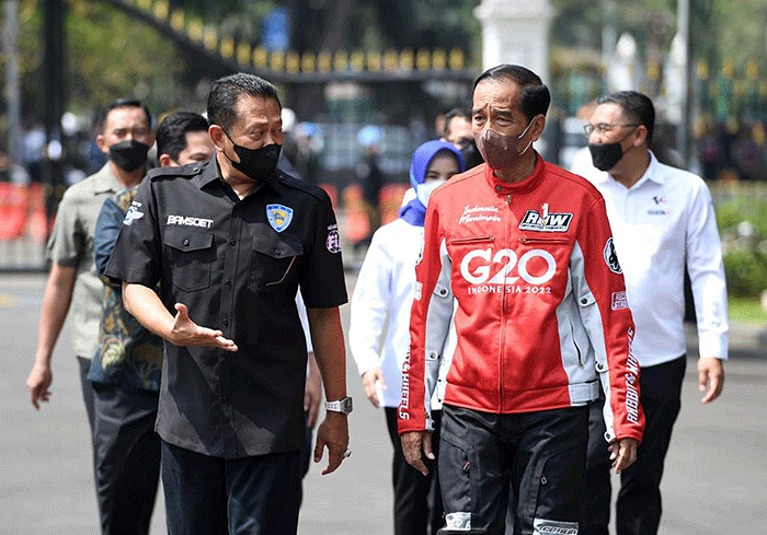 Presiden Joko Widodo melepas para pembalap dunia yang akan berlaga pada ajang MotoGP Mandalika 2022 di halaman depan Istana Merdeka.