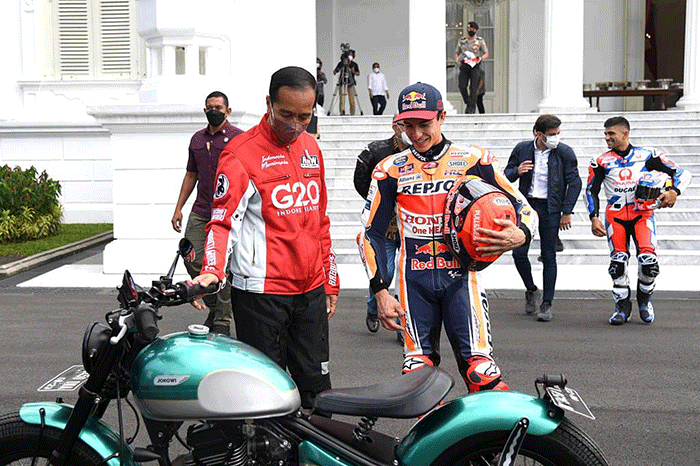 Presiden Joko Widodo melepas para pembalap dunia yang akan berlaga pada ajang MotoGP Mandalika 2022 di halaman depan Istana Merdeka.