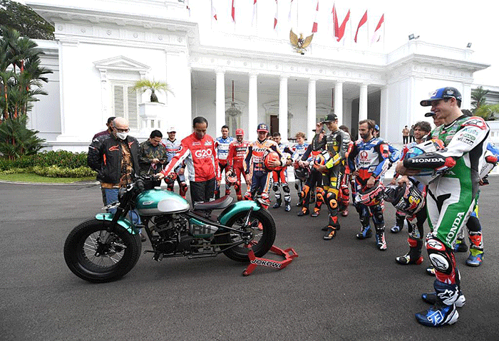 Presiden Joko Widodo melepas para pembalap dunia yang akan berlaga pada ajang MotoGP Mandalika 2022 di halaman depan Istana Merdeka.