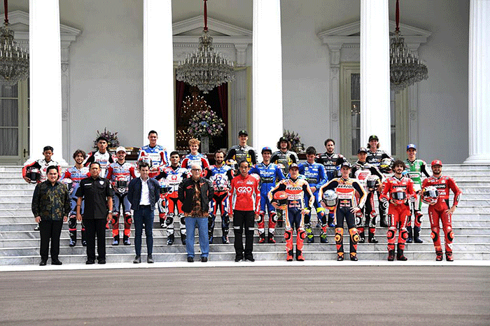 Presiden Joko Widodo melepas para pembalap dunia yang akan berlaga pada ajang MotoGP Mandalika 2022 di halaman depan Istana Merdeka.