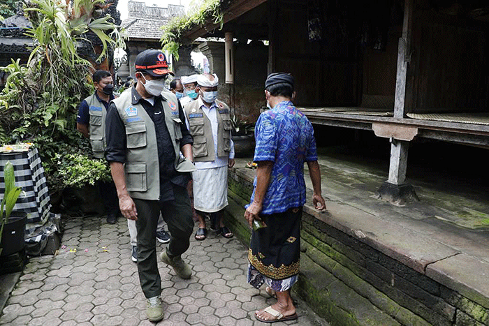 Kepala BNPB Letjen TNI Suharyanto saat meninjau salah satu lokasi field visit GPDRR di Desa Wisata Penglipuran, Kabupaten Bangli, Bali, Kamis (17/3/2022).