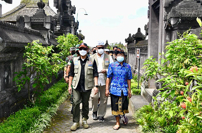 Kepala BNPB Letjen TNI Suharyanto saat meninjau salah satu lokasi field visit GPDRR di Desa Wisata Penglipuran, Kabupaten Bangli, Bali, Kamis (17/3/2022).