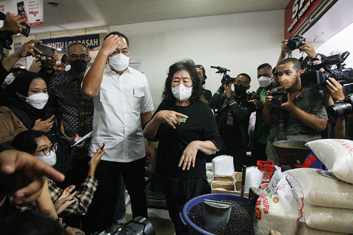 Menteri Perdagangan Muhammad Lutfi mengecek berbagai bahan pokok termasuk minyak goreng di Pasar Senen, Jakarta Pusat, Kamis (17/3/2022).