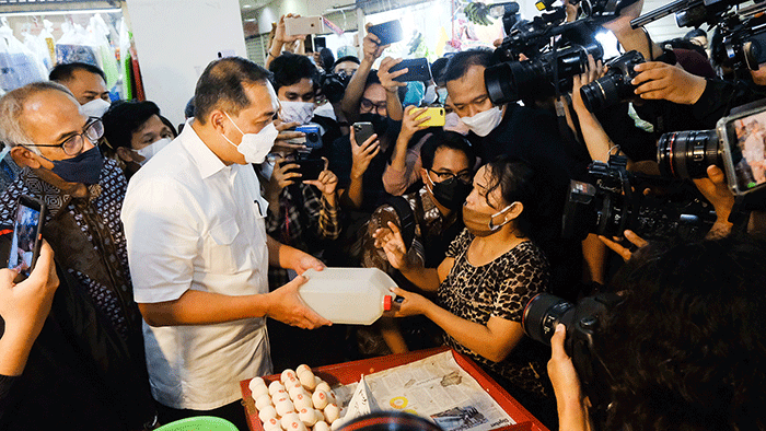 Menteri Perdagangan Muhammad Lutfi mengecek berbagai bahan pokok termasuk minyak goreng di Pasar Senen, Jakarta Pusat, Kamis (17/3/2022).