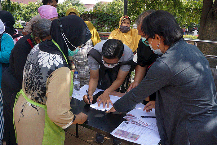 Para pedagang antusias mengikuti operasi minyak goreng murah di Pasar Bulu Semarang, Jawa Tengah, Rabu (16/3/2022).