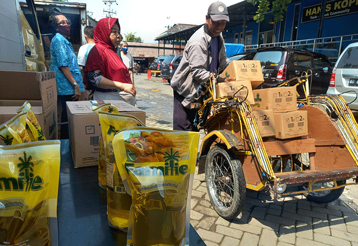 Para pedagang antusias mengikuti operasi minyak goreng murah di Pasar Bulu Semarang, Jawa Tengah, Rabu (16/3/2022).