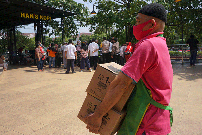Para pedagang antusias mengikuti operasi minyak goreng murah di Pasar Bulu Semarang, Jawa Tengah, Rabu (16/3/2022).