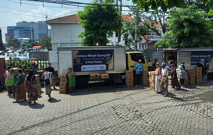 Para pedagang antusias mengikuti operasi minyak goreng murah di Pasar Bulu Semarang, Jawa Tengah, Rabu (16/3/2022).