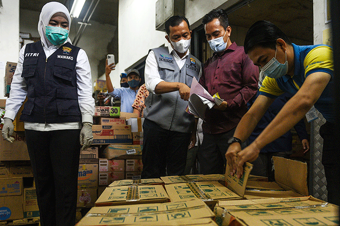 Wakil Wali Kota Palembang Fitrianti Agustinda bersama Kepala Dinas Kepala Dinas Perdagangan Kota Palembang M Raimon Lauri AR mengecek ketersedian minyak goreng.