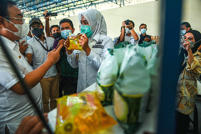 Wakil Wali Kota Palembang Fitrianti Agustinda memantau ketersedian barang pokok dan penting di Gudang Bulog, Palembang, Rabu (16/3/2022).