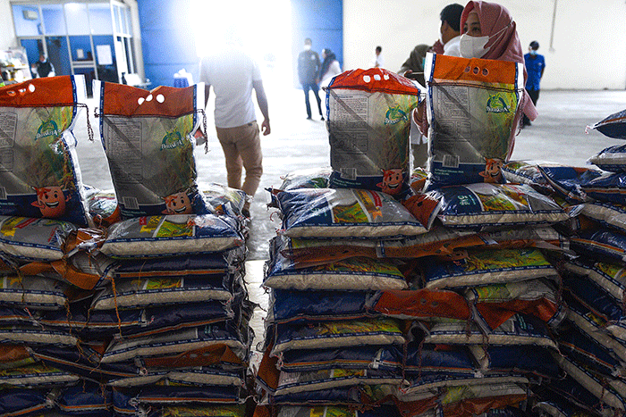 Wakil Wali Kota Palembang Fitrianti Agustinda memantau ketersedian barang pokok dan penting di Gudang Bulog, Palembang, Rabu (16/3/2022).