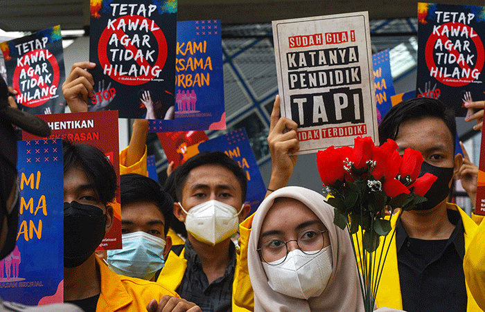 Aksi ini bertepatan dengan sidang perdana kasus pelecehan seksual yang tertutup untuk umum, dan terdakwa mengikuti sidang secara daring.