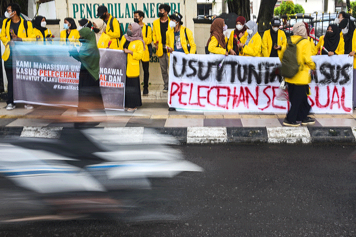 Aksi ini bertepatan dengan sidang perdana kasus pelecehan seksual yang tertutup untuk umum, dan terdakwa mengikuti sidang secara daring.
