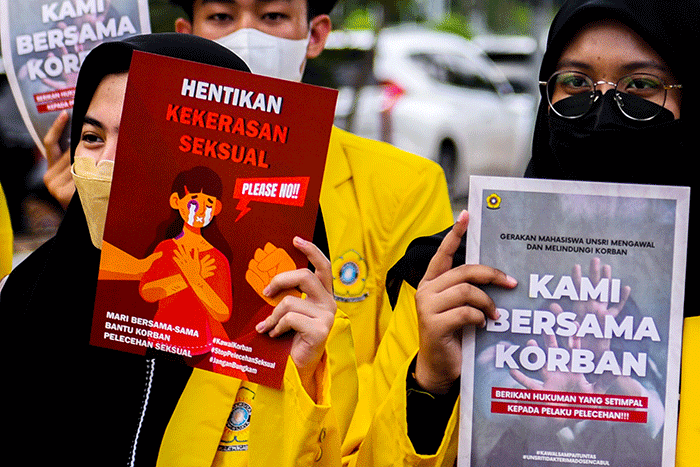 Aksi ini bertepatan dengan sidang perdana kasus pelecehan seksual yang tertutup untuk umum, dan terdakwa mengikuti sidang secara daring.