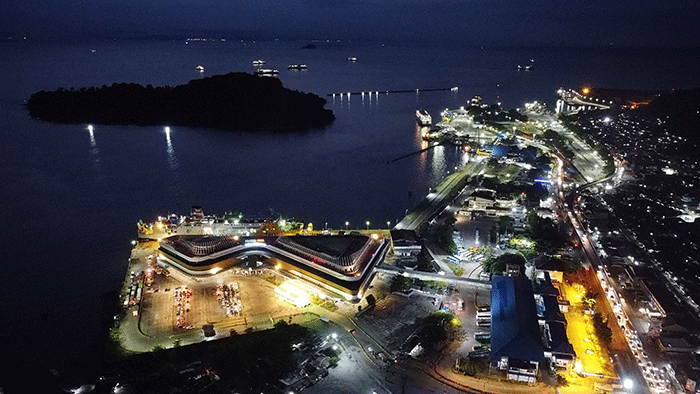 Foto udara gemerlap cahaya malam hari dermaga 6 eksekutif di Pelabuhan ASDP Merak, Banten, Kamis (17/3/2022).