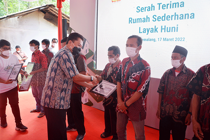 Sebanyak 10 warga kurang mampu menerima secara simbolis Rumah Sederhana Layak Huni di Desa Plakaran, Kecamatan Moga, Kabupaten Pemalang.