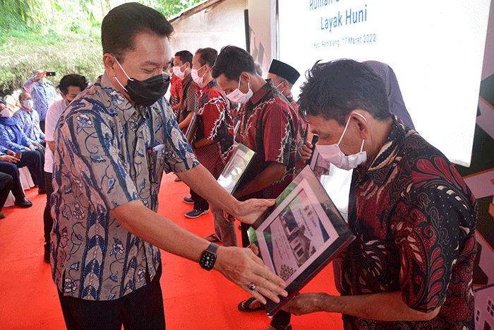 Sebanyak 10 warga kurang mampu menerima secara simbolis Rumah Sederhana Layak Huni di Desa Plakaran, Kecamatan Moga, Kabupaten Pemalang.