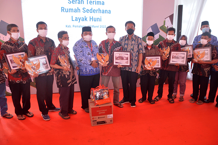 Sebanyak 10 warga kurang mampu menerima secara simbolis Rumah Sederhana Layak Huni di Desa Plakaran, Kecamatan Moga, Kabupaten Pemalang.