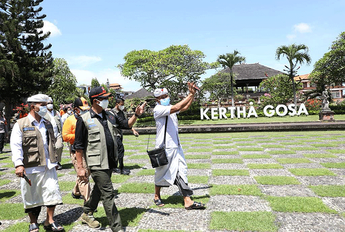 Kepala BNPB Letjen TNI Suharyanto (kedua kiri) dan rombongan tiba di Kertha Gosa, Kabupaten Klungkung, Bali, Kamis (17/3/2022).