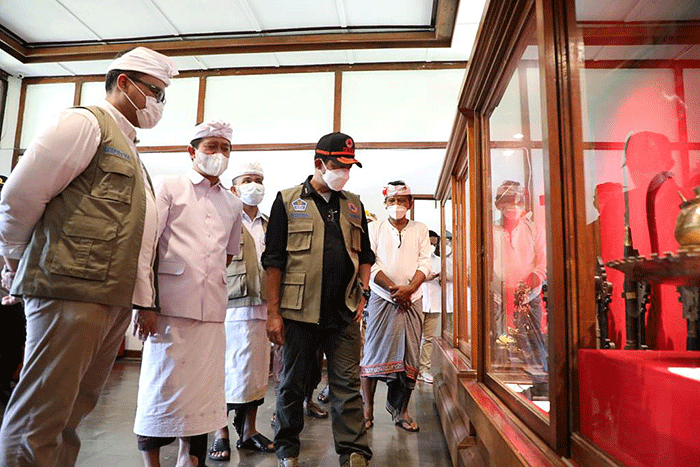 Kepala BNPB Letjen TNI Suharyanto (kedua kiri) dan rombongan tiba di Kertha Gosa, Kabupaten Klungkung, Bali, Kamis (17/3/2022).