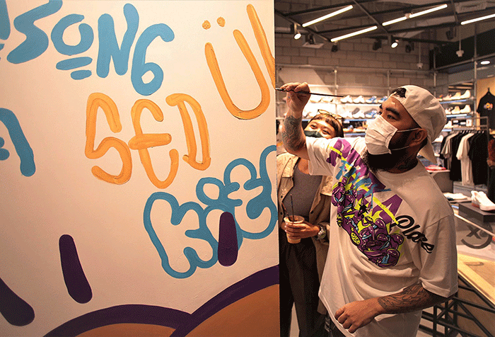 Seniman muralist Philip Ponk membuat mural saat acara pembukaan gerai Converse di Jakarta, Jumat (18/3/2022).