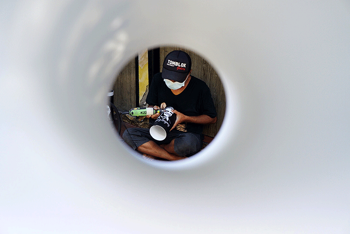 Untuk pembuatan vas lampu dan lampu tidur proses pembuatan nya bisa melalui pembakaran dan gerinda kecil.